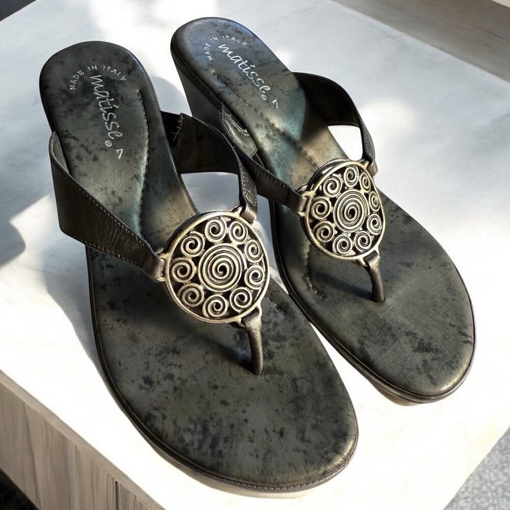 Matisse Modena Silver Tone Swirl Medallion Gunmetal Gray Wedge Sandals Size 7